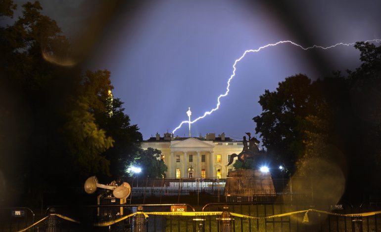 Lightening Strike White House 3 Dead